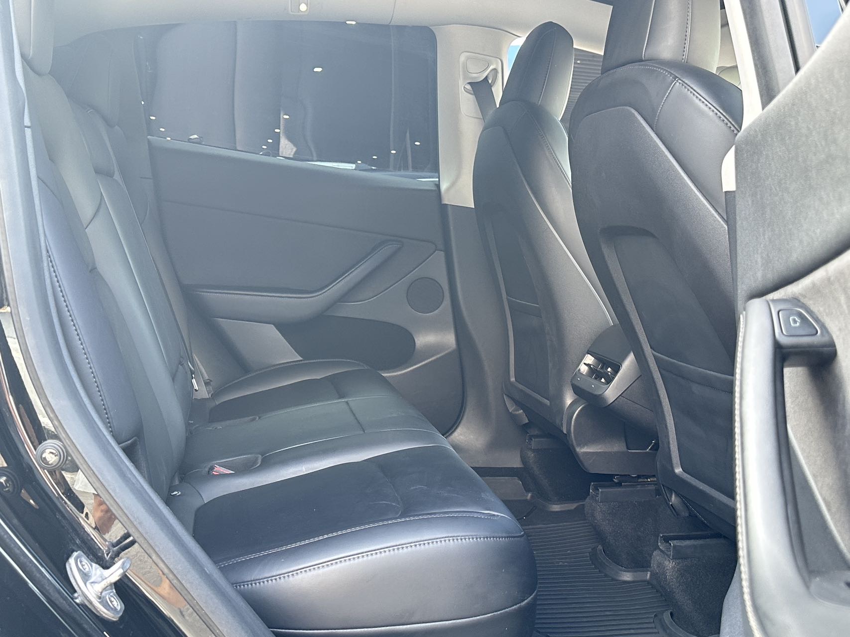 Tesla Model Y 2022 car image #11