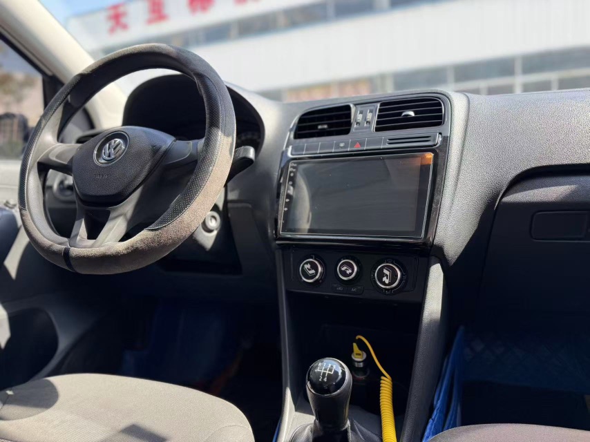 Volkswagen Polo 2015 car image #4