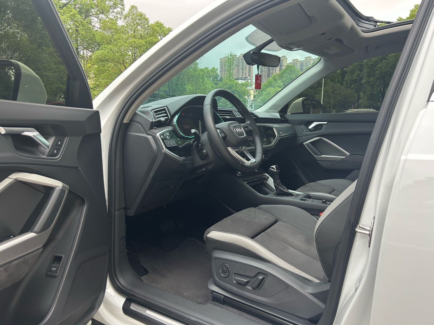 Audi Q3 2023 car image #8