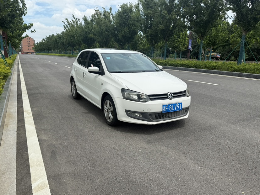 Volkswagen Polo 2011 car image #2