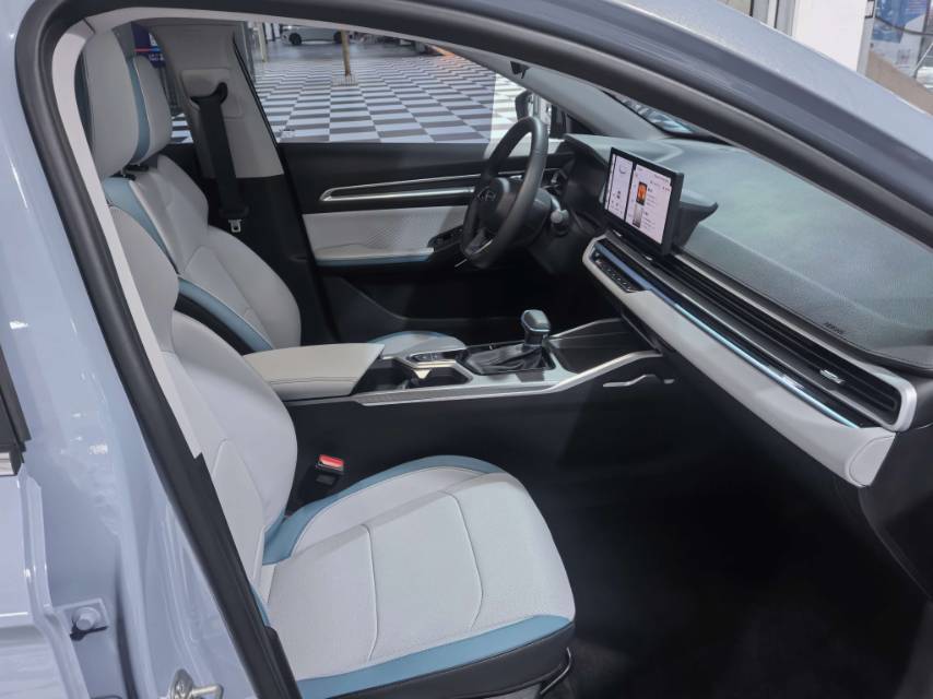 GEELY Emgrand 2023 #4 GEELY Emgrand 2023 car image #4