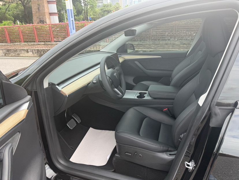 Tesla Model Y 2023 car image #4