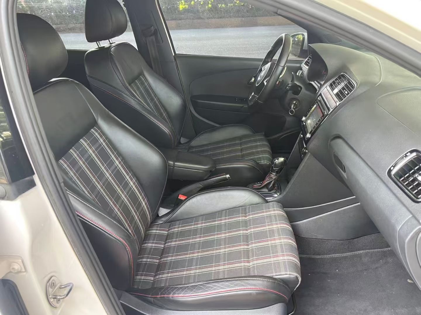 Volkswagen Polo 2014 car image #6