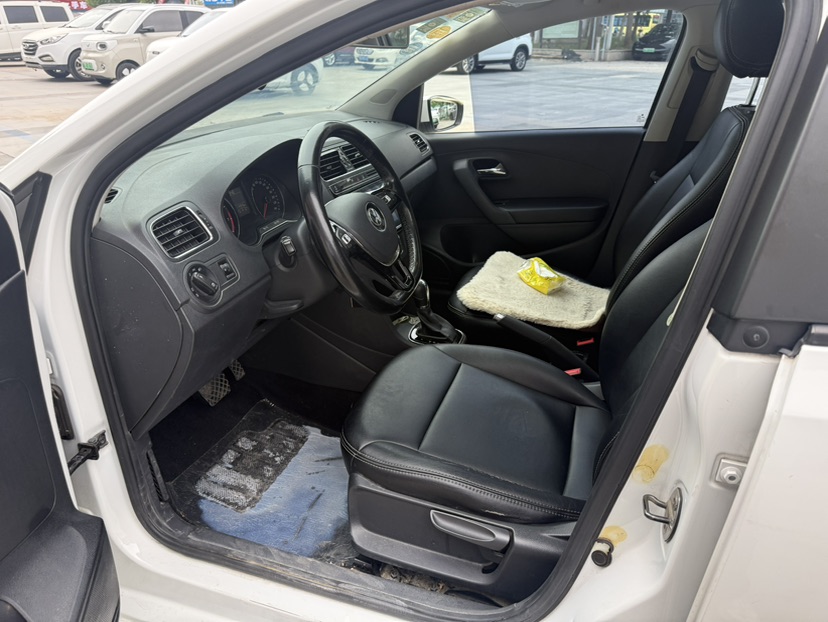Volkswagen Polo 2019 car image #2