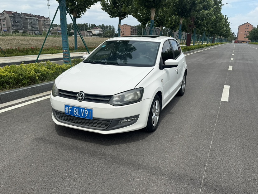 Volkswagen Polo 2011 car image #4