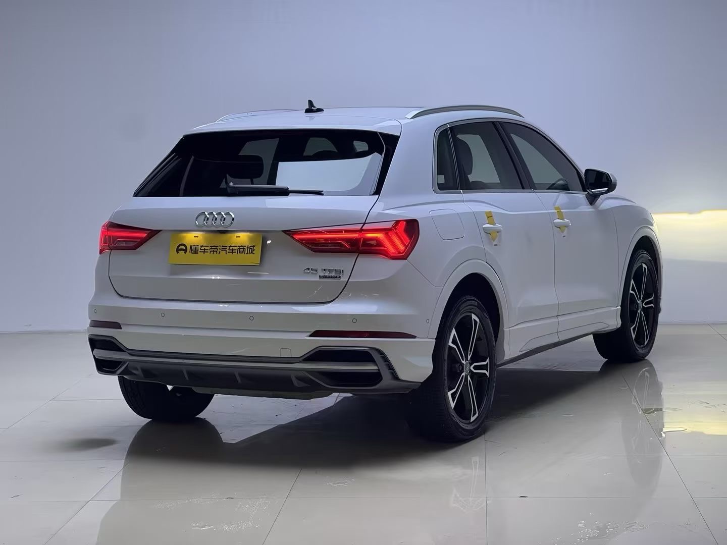 Audi Q3 2021 car image #9