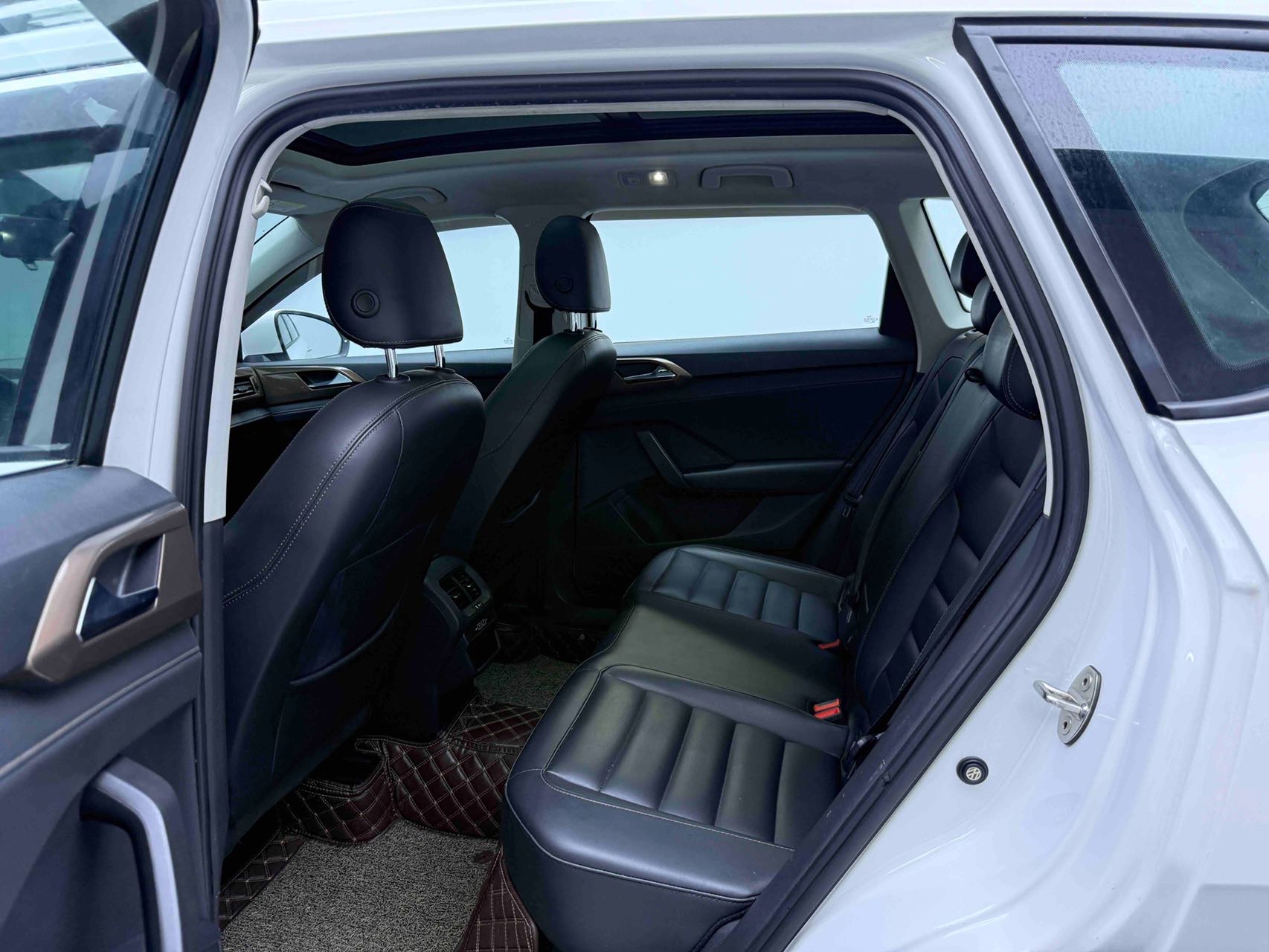 Volkswagen Tharu 2020 car image #7