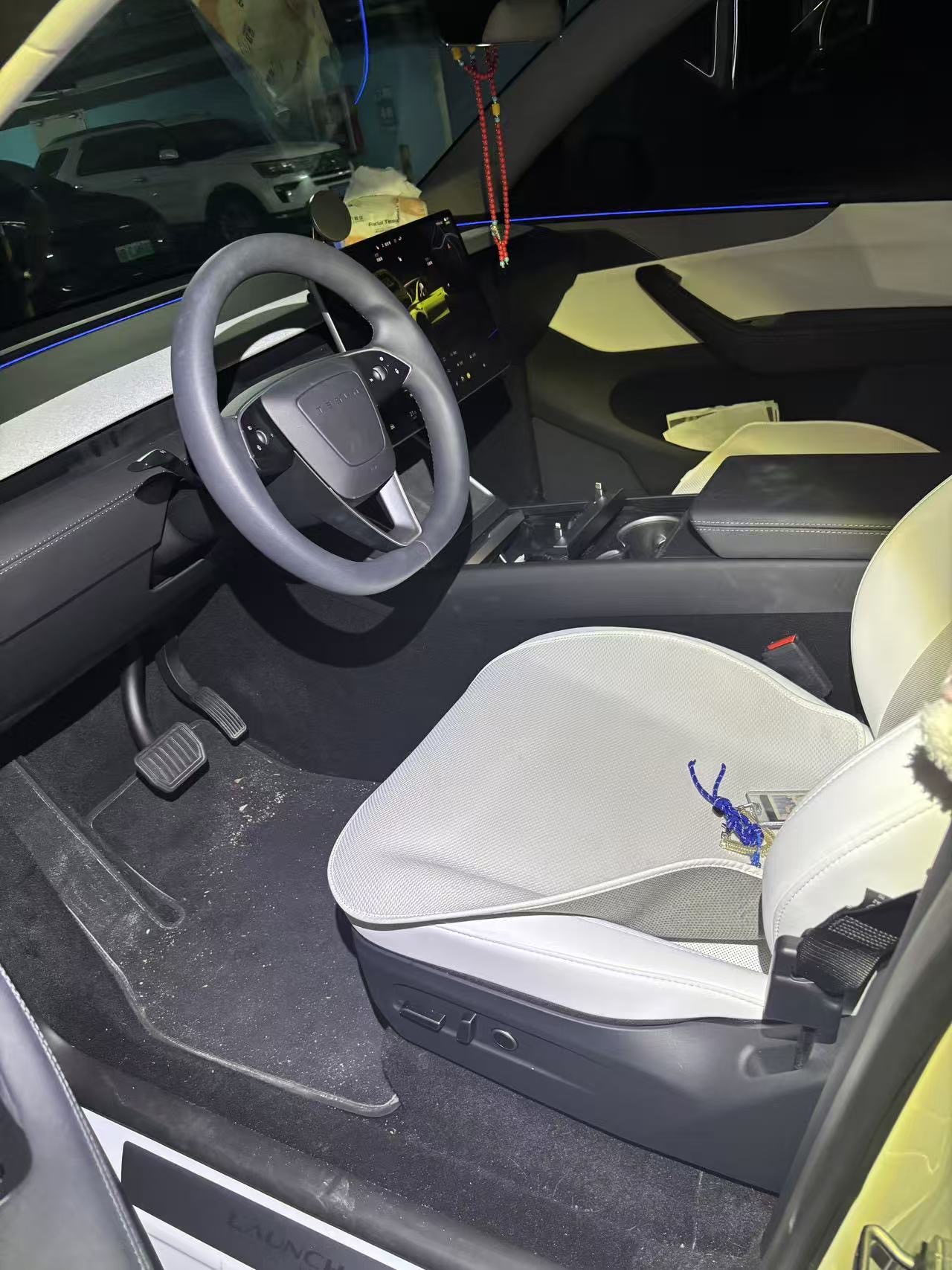 Tesla Model Y 2025 #10 Tesla Model Y 2025 car image #10