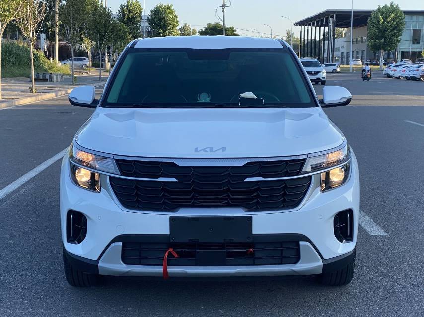 Kia Seltos 2023 car image #2