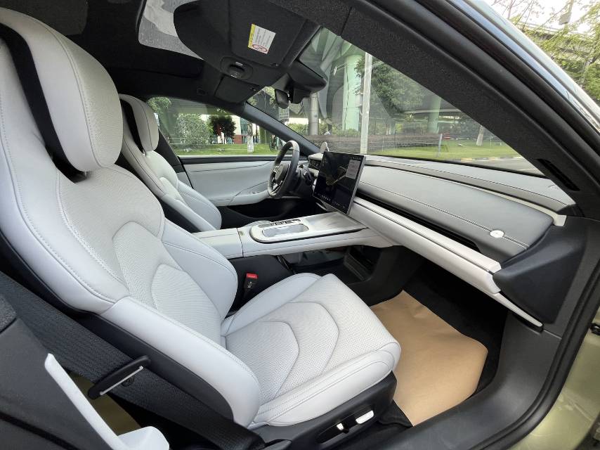 MI SU7 2024 immagine di auto #4