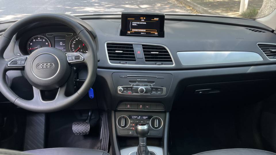 Audi Q3 2018 car image #6