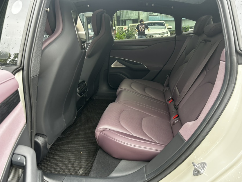 MI SU7 2024 immagine di auto #6