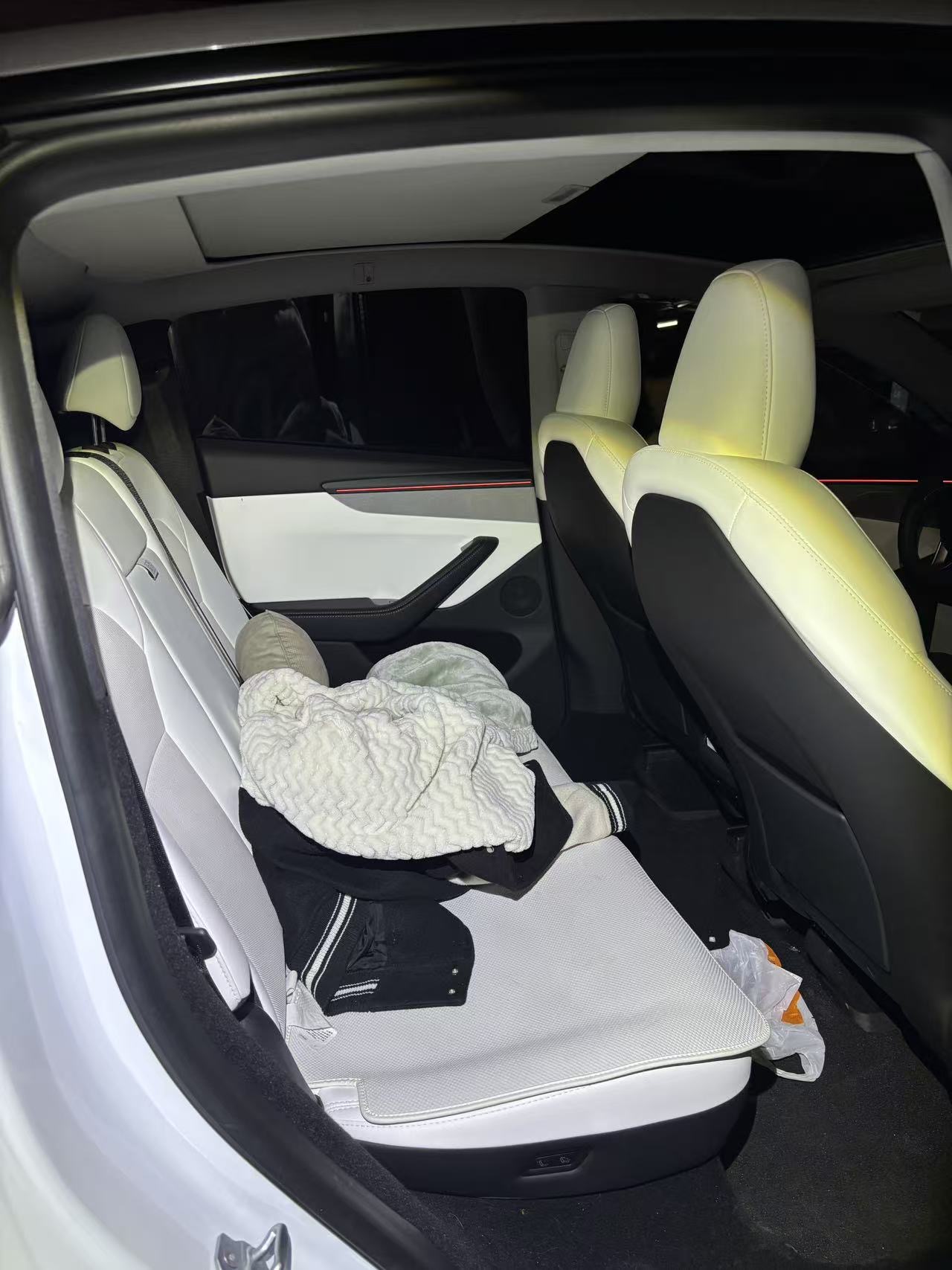 Tesla Model Y 2025 #8 Tesla Model Y 2025 car image #8