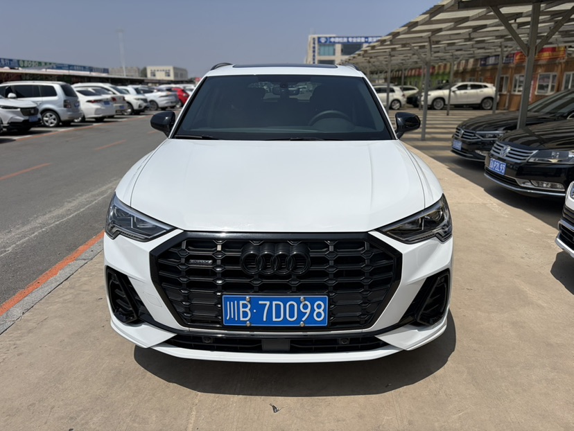 Audi Q3 2023 car image #2