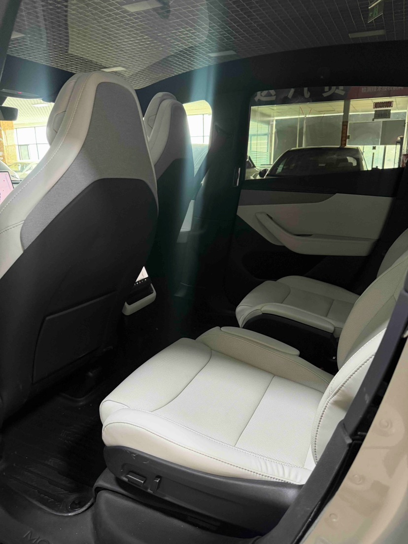 Tesla Model Y L 2025 #5 Tesla Model Y L 2025 car image #5