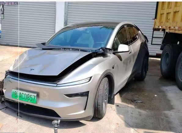 Tesla Model Y L 2025 #14 Tesla Model Y L 2025 car image #14