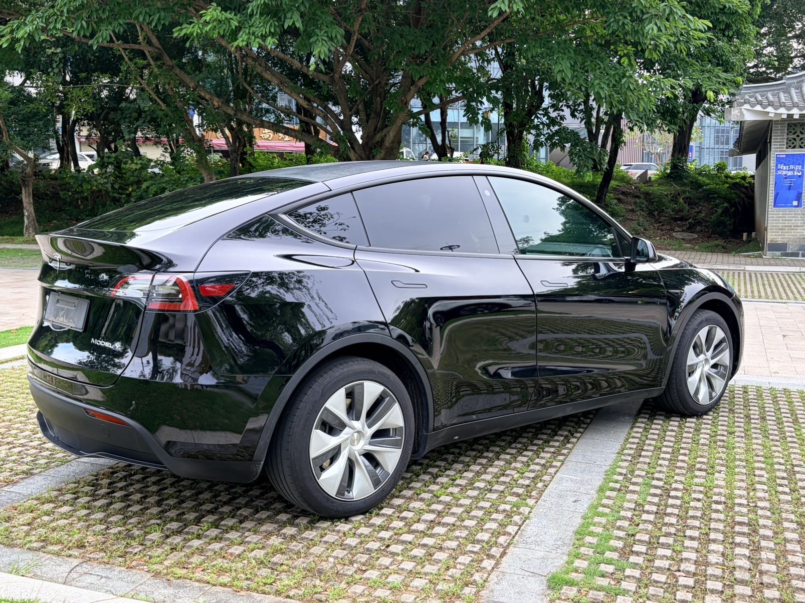 Tesla Model Y 2022 car image #4
