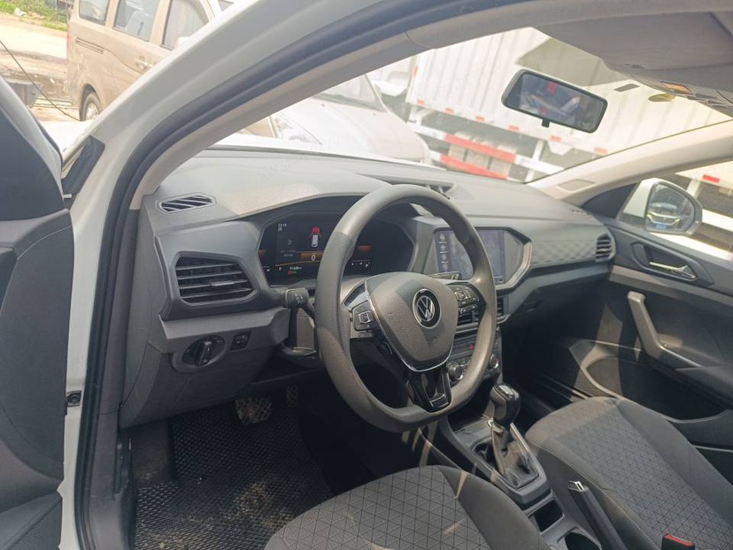 Volkswagen T-Cross 2023 car image #2