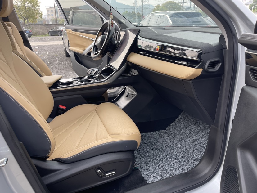GEELY Boyue L 2024 car image #9