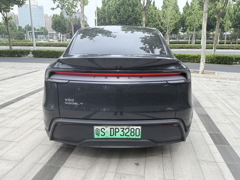 Tesla Model Y 2025 #8 Tesla Model Y 2025 car image #8