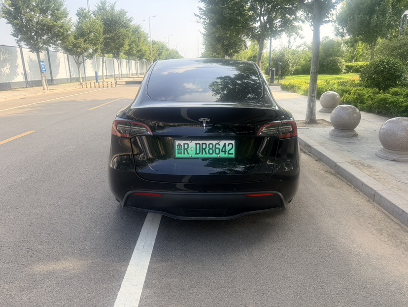Tesla Model Y 2022 #5 Tesla Model Y 2022 car image #5