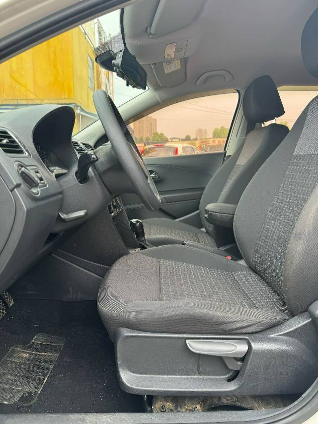 Volkswagen Polo 2015 car image #3