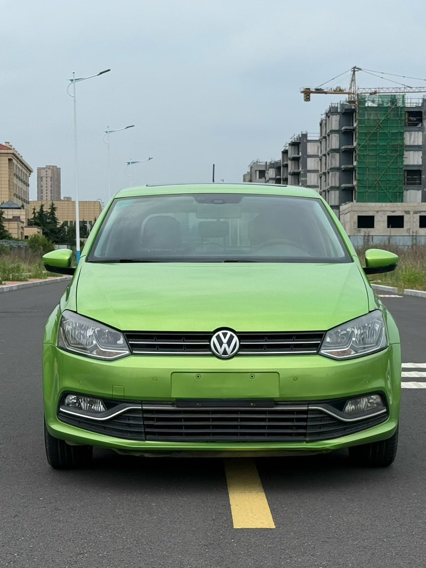 Volkswagen Polo 2015 car image #2