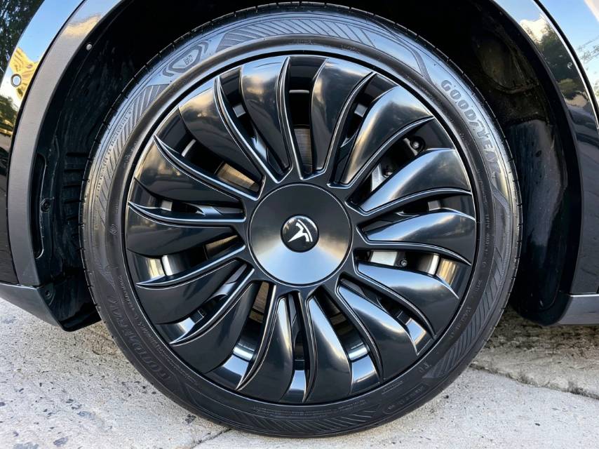 Tesla Model Y 2023 car image #20