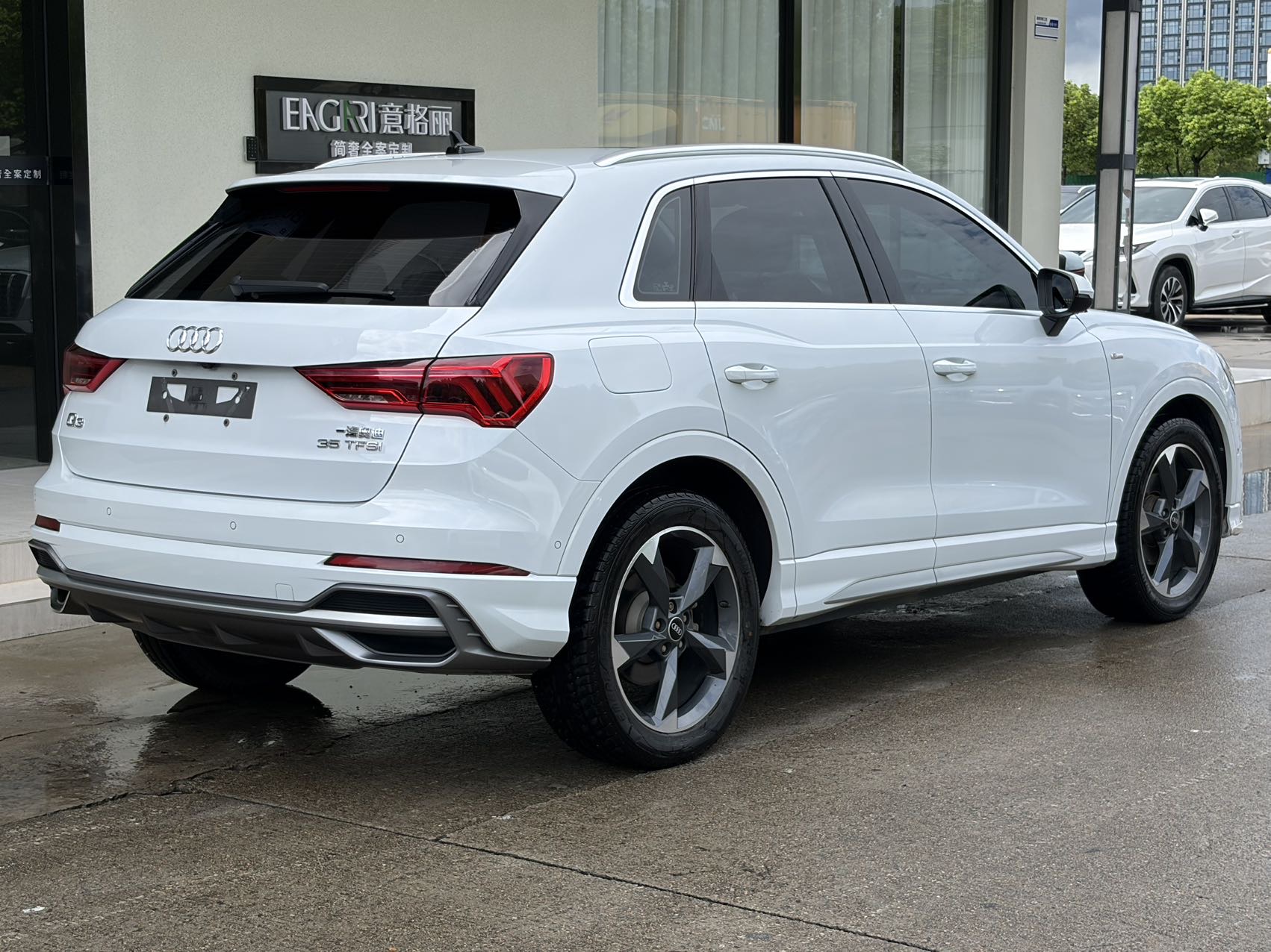 Audi Q3 2022 car image #9