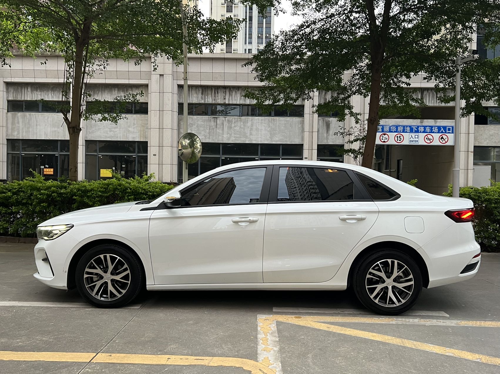 GEELY Emgrand 2024 car image #2