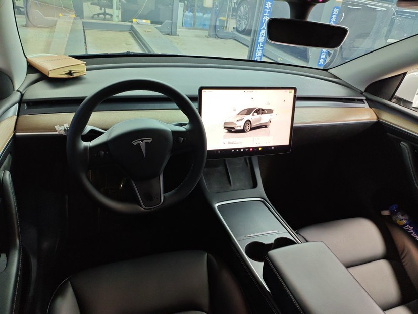Tesla Model Y 2022 immagine di auto #7