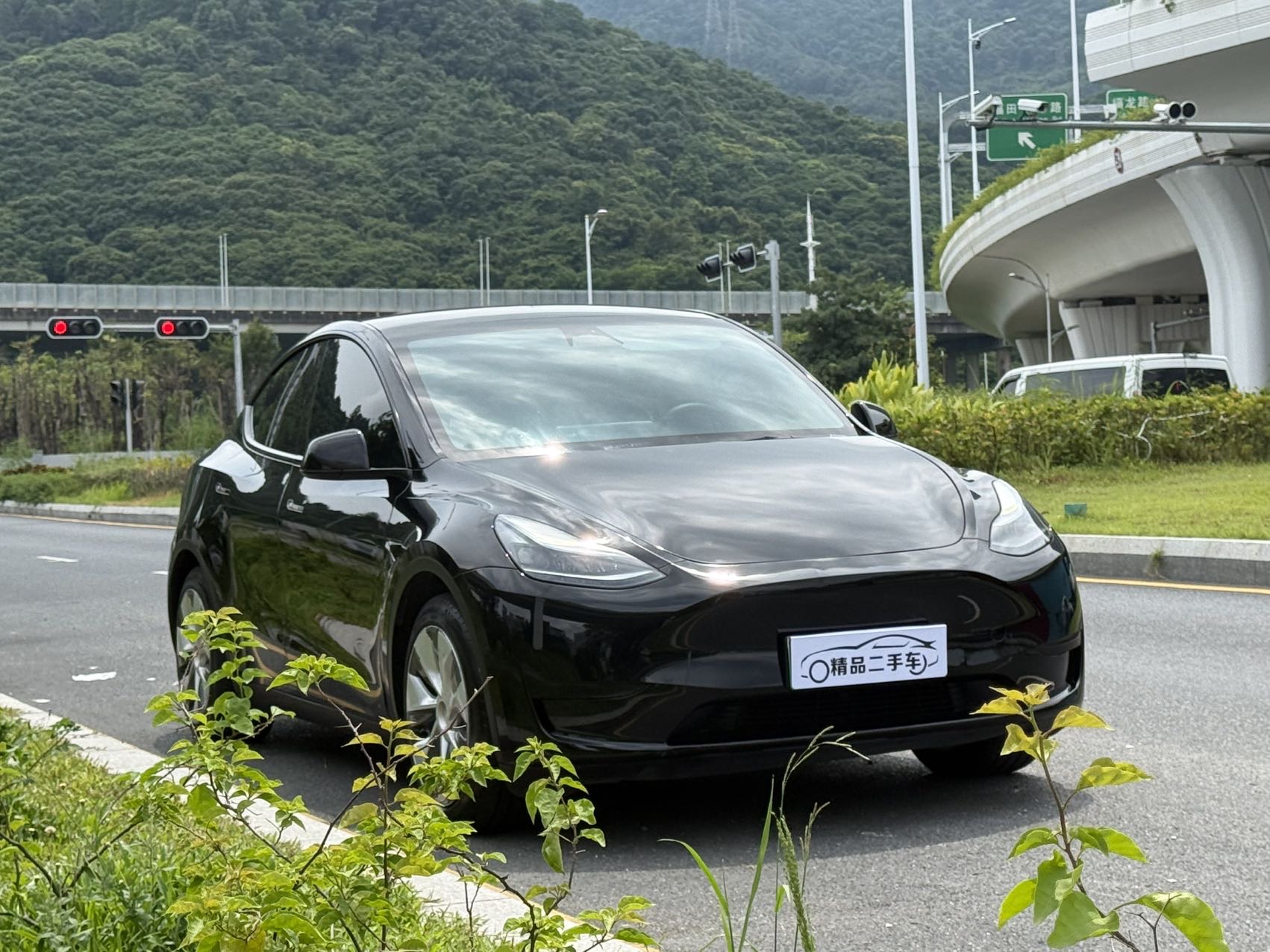 Tesla Model Y 2023 car image #3