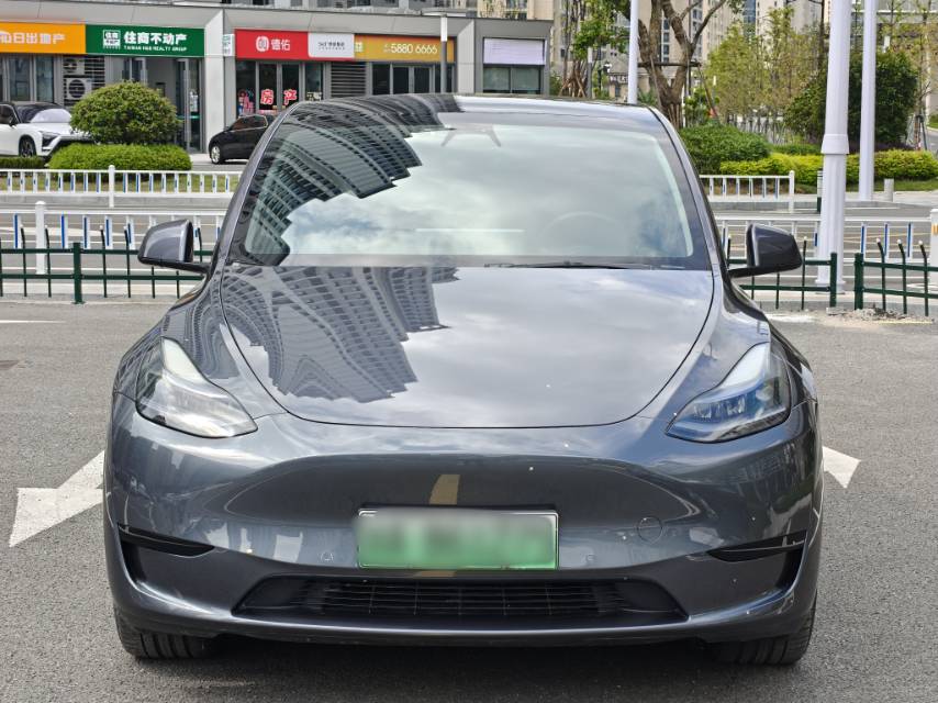 Tesla Model Y 2023 car image #2