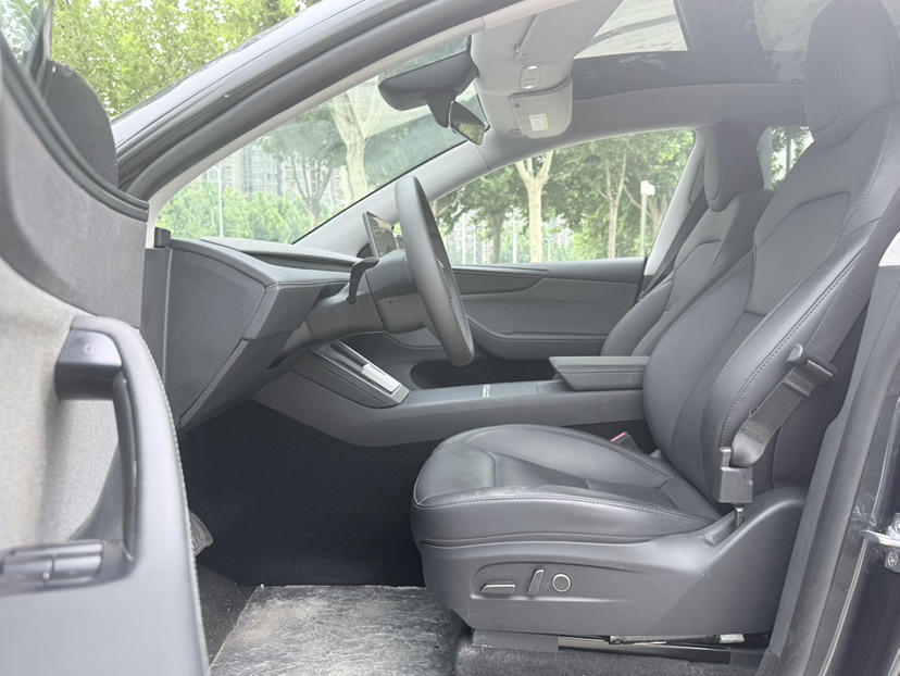 Tesla Model Y 2025 #4 Tesla Model Y 2025 car image #4