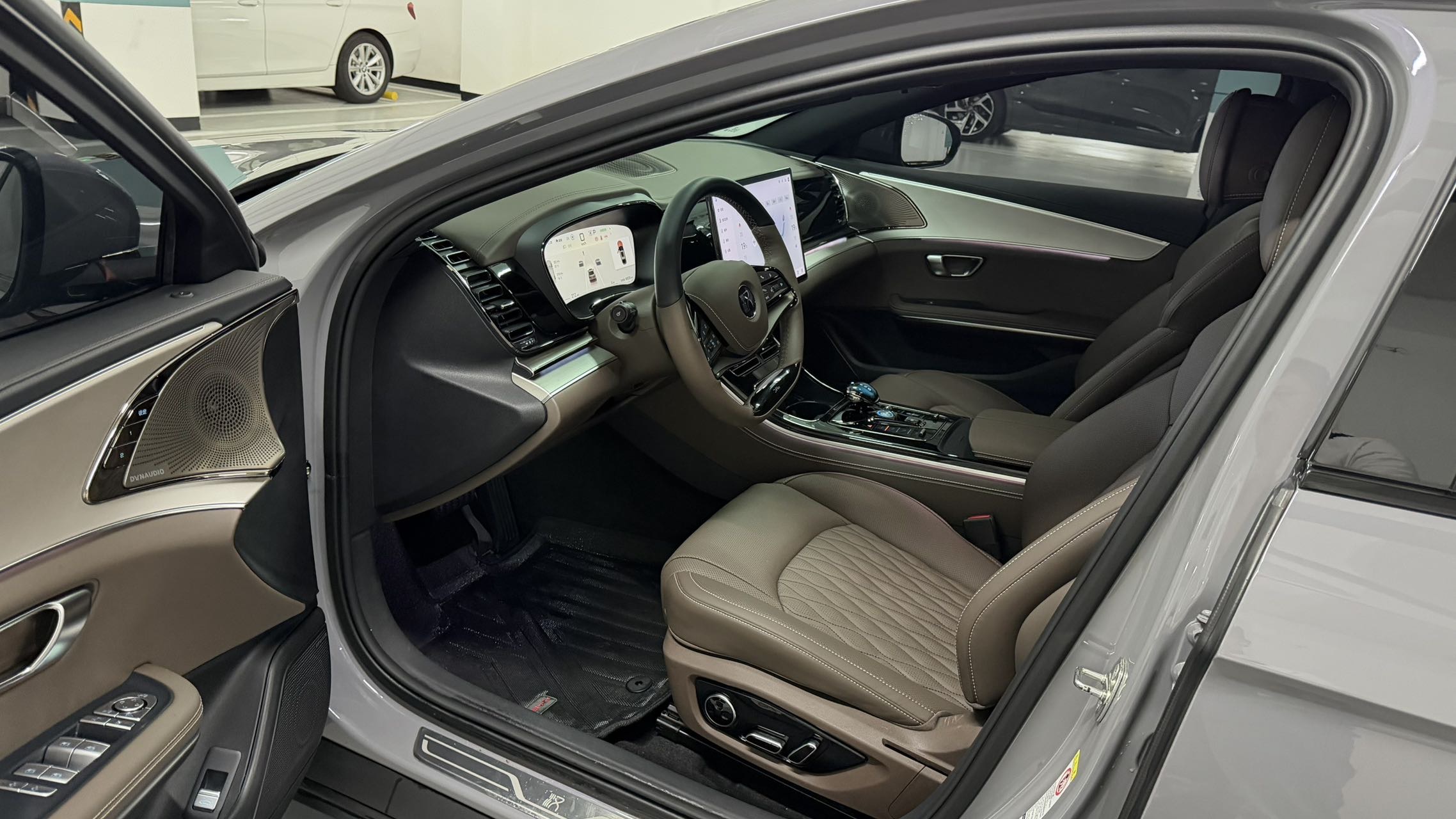BYD Han 2024 car image #13