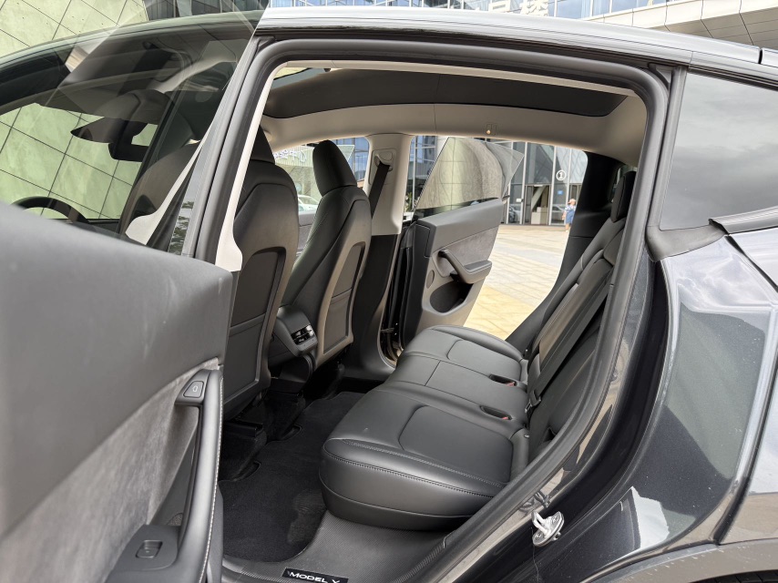Tesla Model Y 2024 #8 Tesla Model Y 2024 car image #8