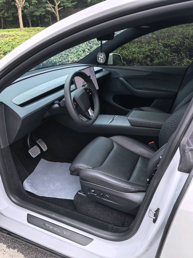 Tesla Model Y L 2025 #5 Tesla Model Y L 2025 car image #5