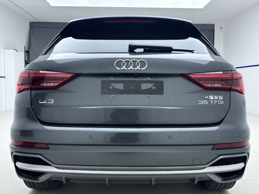 Audi Q3 2022 car image #5