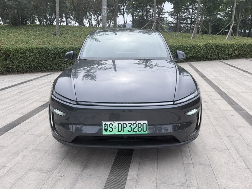 Tesla Model Y 2025 #2 Tesla Model Y 2025 car image #2