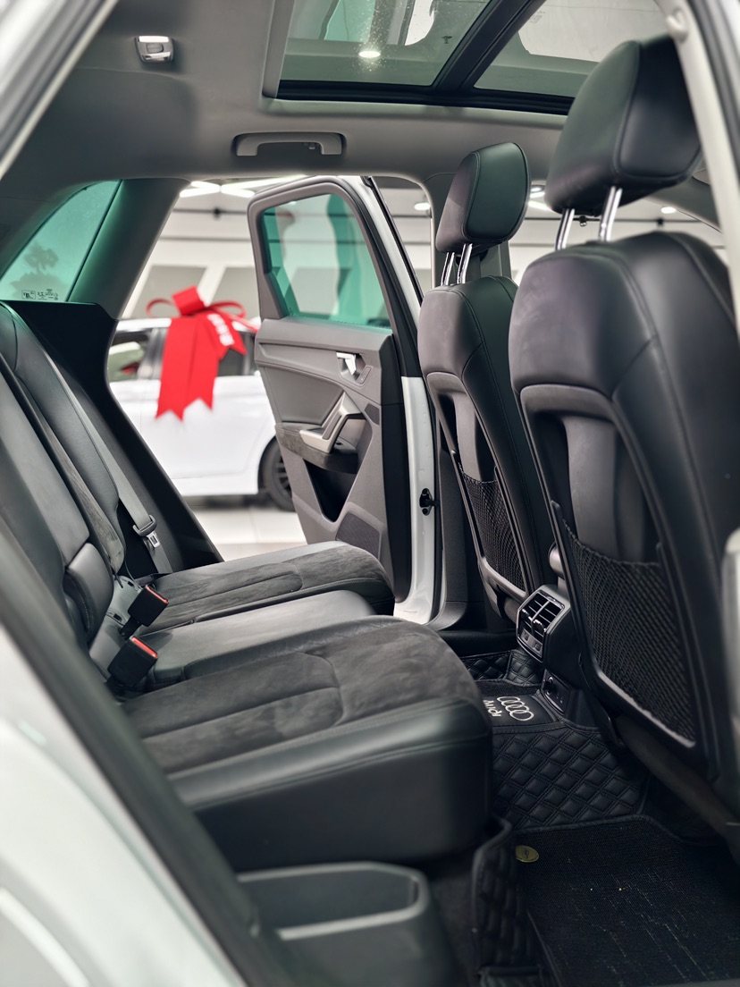 Audi Q3 2020 car image #9