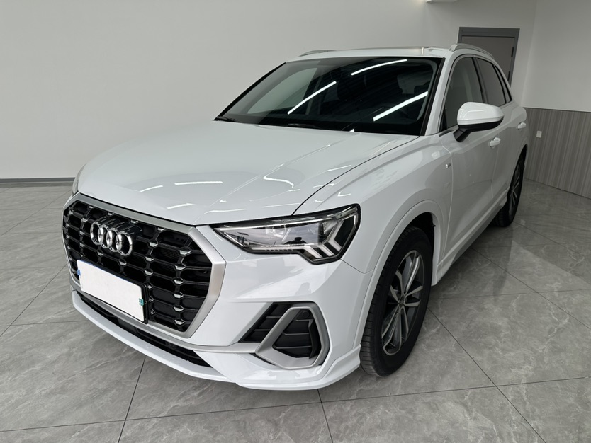 Audi Q3 2023 car image #3