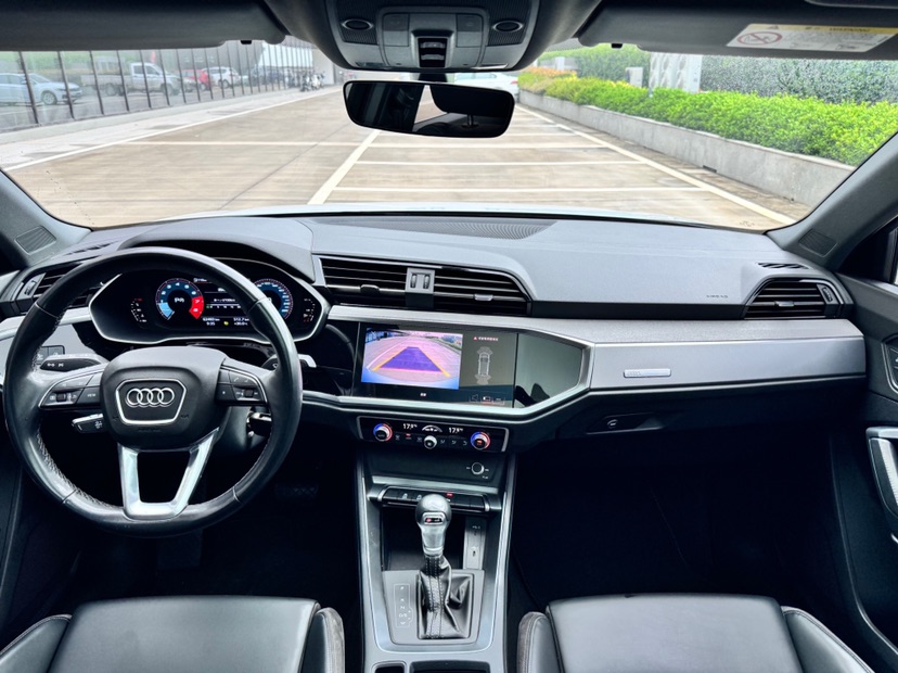 Audi Q3 2023 car image #9