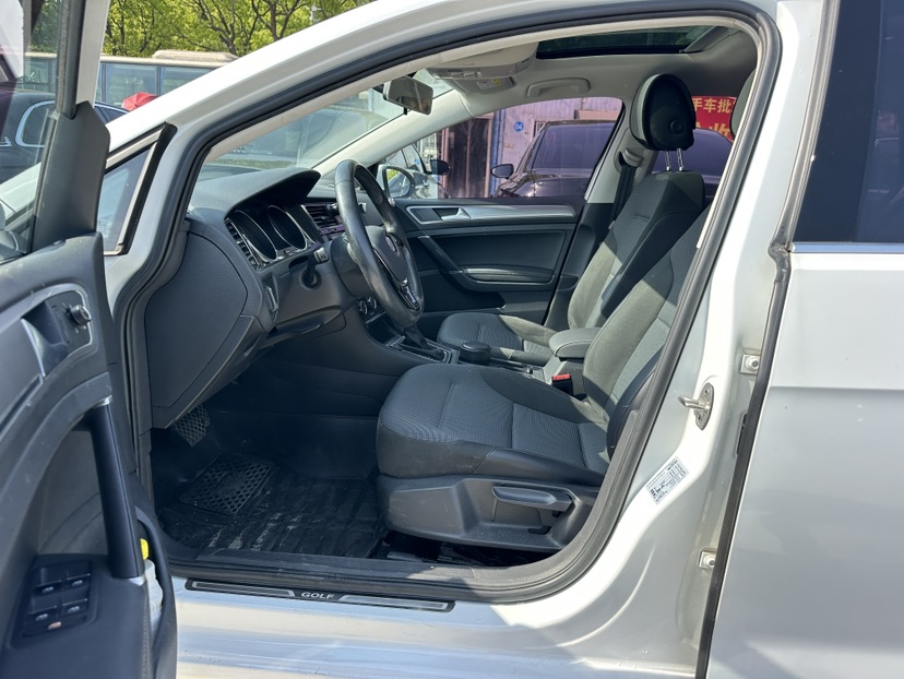 Volkswagen Golf 2018 car image #5