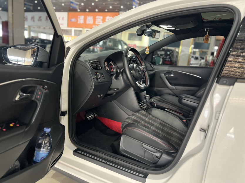 Volkswagen Polo 2016 car image #3