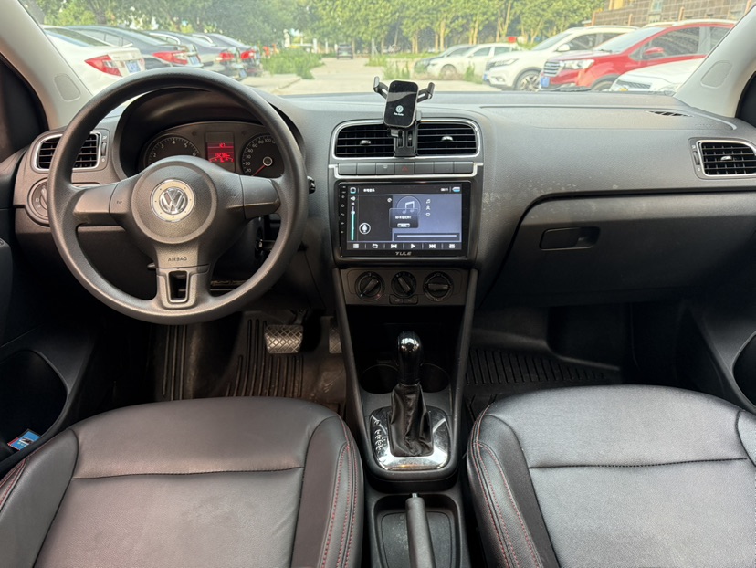 Volkswagen Polo 2012 car image #8