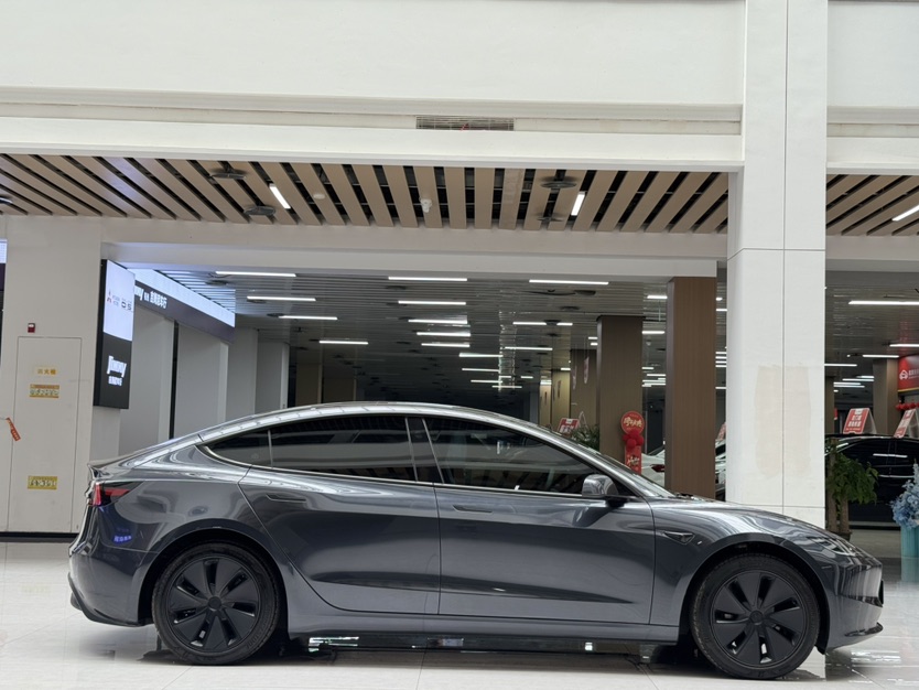 Tesla Model 3 2025 car image #4