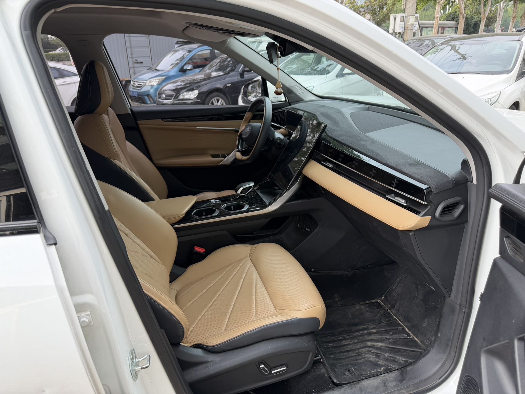 GEELY Boyue L 2023 car image #3