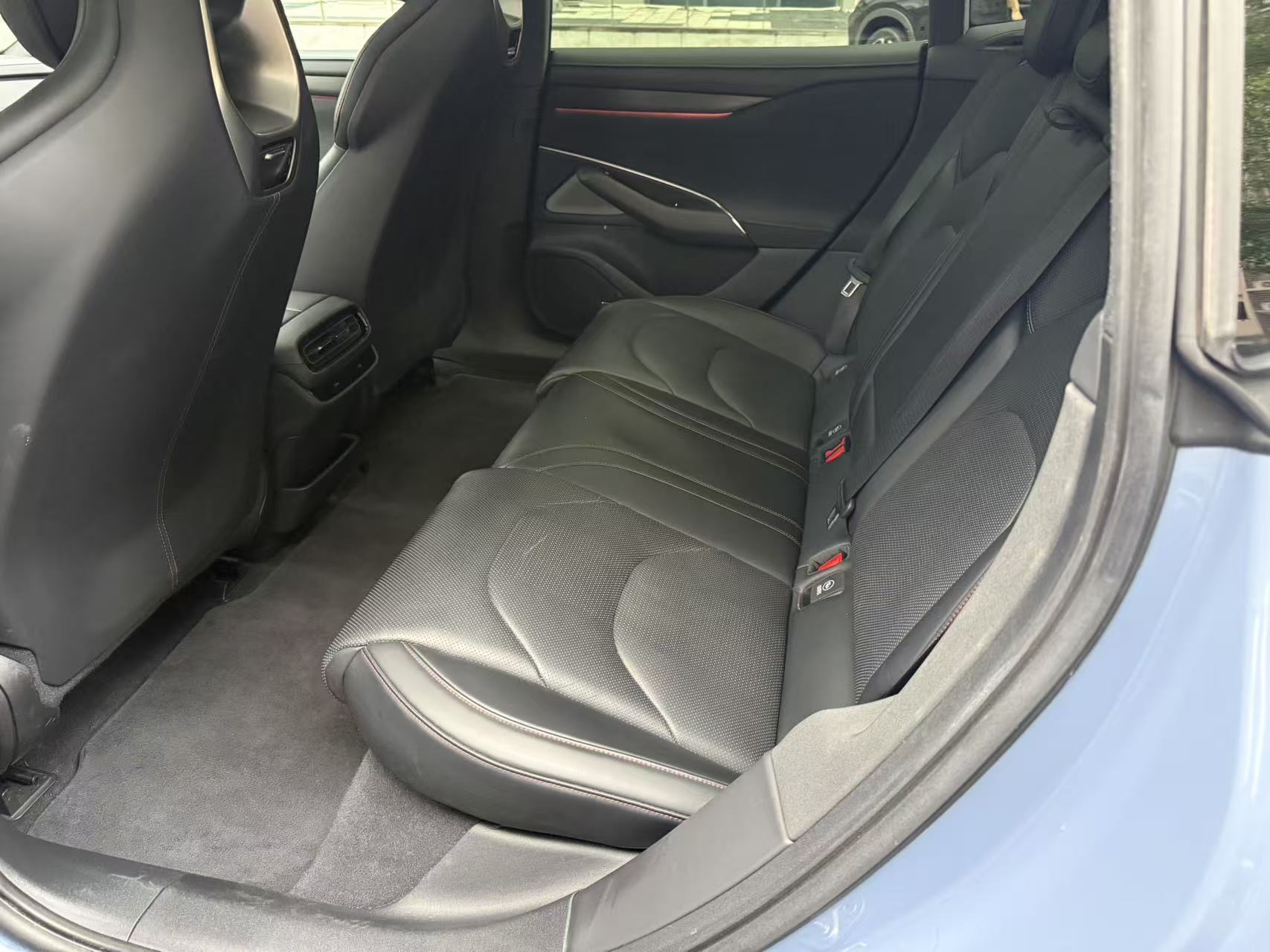 MI SU7 2024 immagine di auto #5