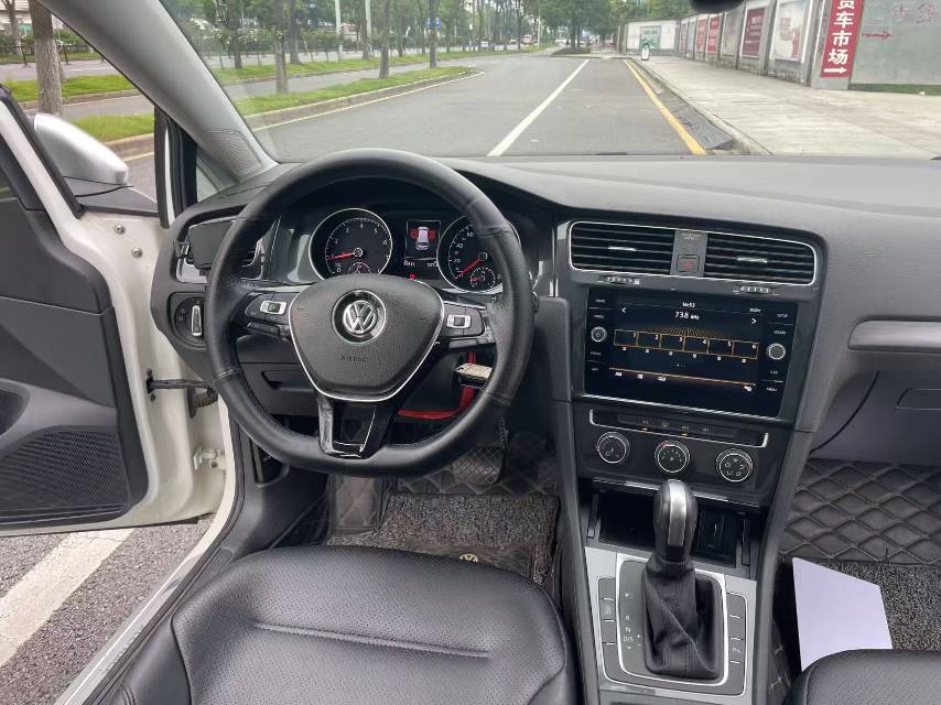Volkswagen Golf (Imported) 2020 #10 Volkswagen Golf (Imported) 2020 صورة سيارة #10