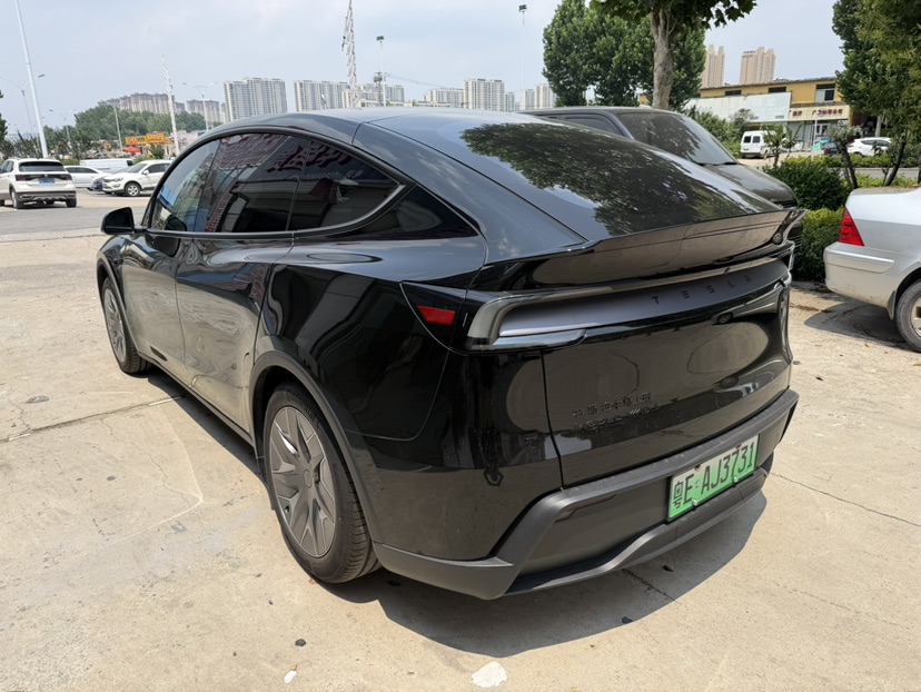 Tesla Model Y L 2025 #7 Tesla Model Y L 2025 car image #7